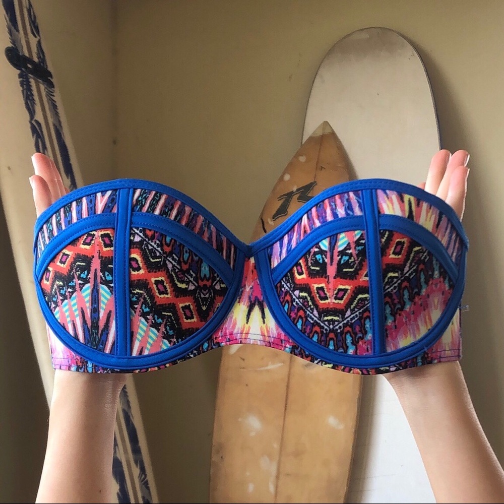 Blue accent patterned bikini top